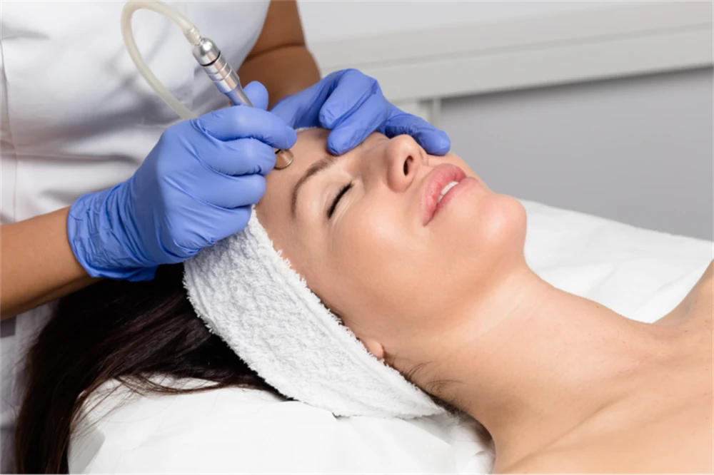 Hydro-oxygen beauty treatment for women’s facial skin rejuvenation